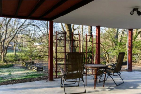 Spacious 2-BR Retreat Near Louisville Attractions